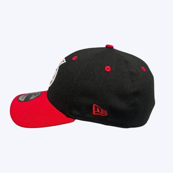 Casquette new era 3930 noir et rouge - Image 2